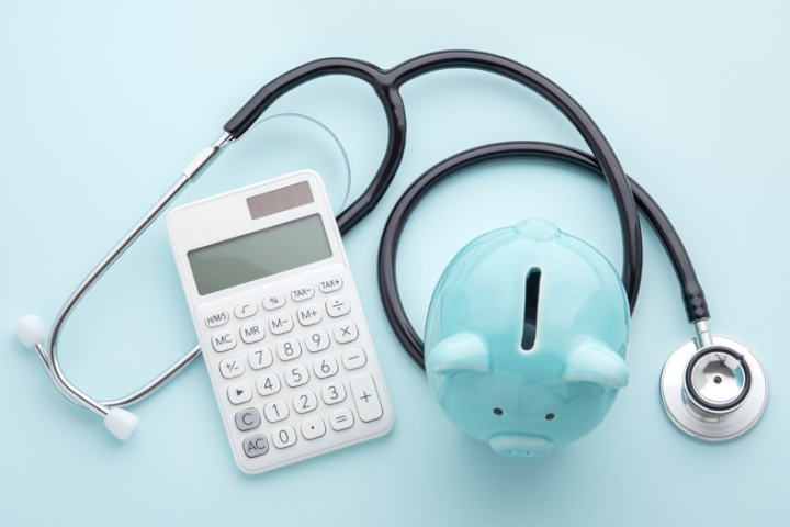 Image of piggy bank, calculator and stethoscope, representing the value of Medicare Advantage Plans.